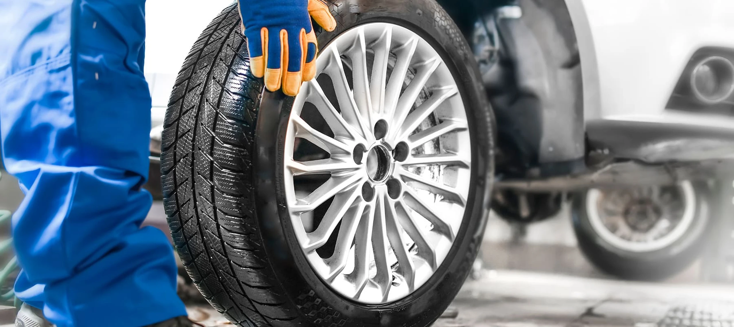 AUTOSERVIS • PNEUSERVIS • AUTOLAKOVNA • AUTOPŮJČOVNA